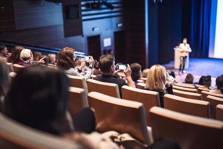 Foto mulher a fazer uma apresentação numa conferência de negócios