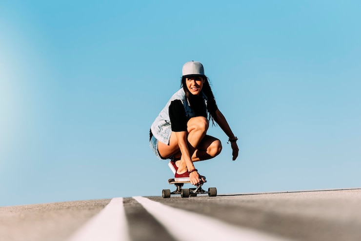 Foto mulher a patinar contra o céu azul