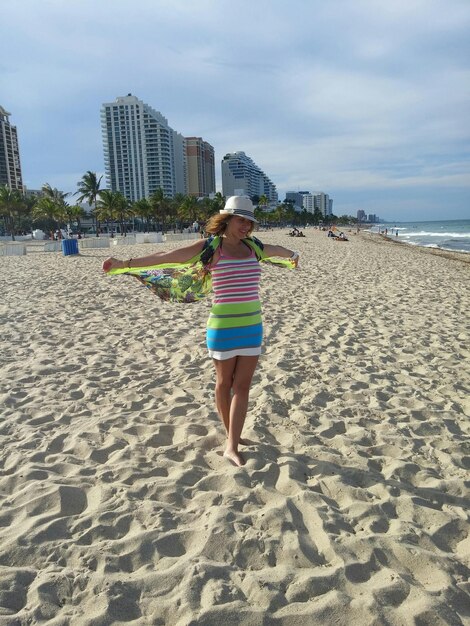 Mulher a pé na praia da cidade