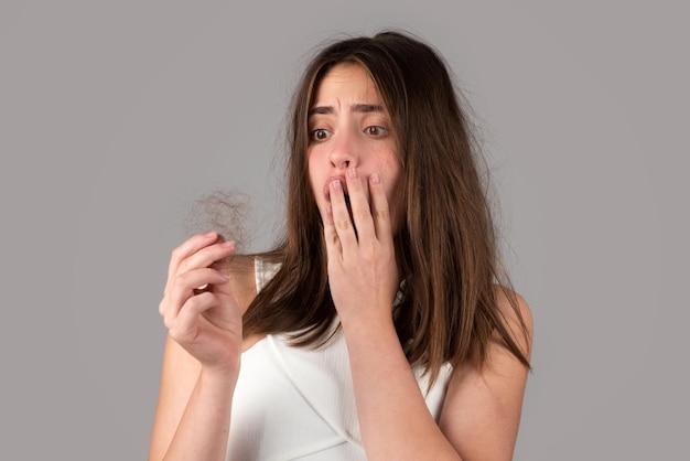 Mulher a perder cabelo, problema de calvície