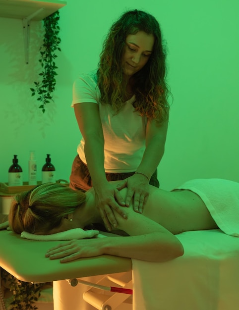 Foto mulher a receber uma sessão de massagem