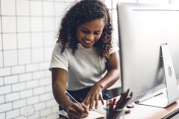 Mulher a trabalhar à mesa no escritório
