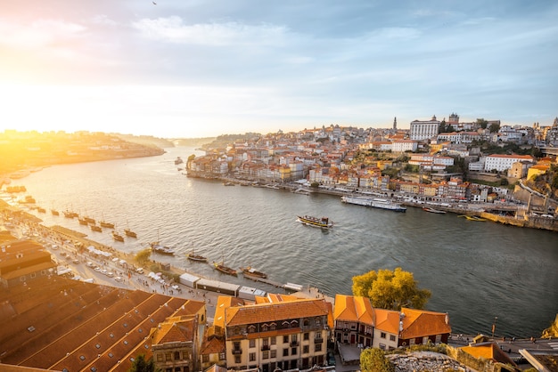 Mulher a viajar na cidade do Porto