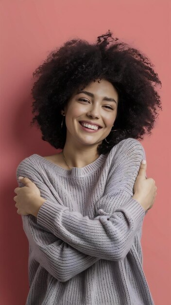 Foto mulher abraça-se expressa auto-amor e aceitação sorri felizmente usa jumper casual isolado