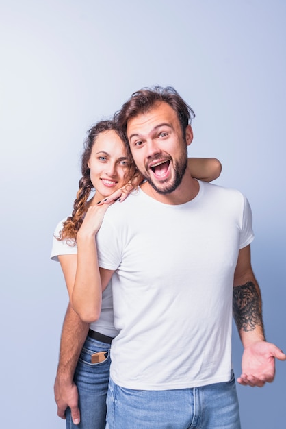 Foto mulher, abraçando, feliz, homem, detrás