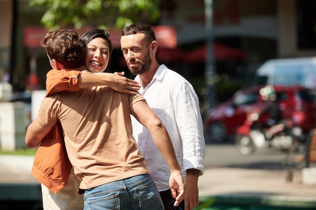 Mulher abraçando seu amigo ou colega de trabalho