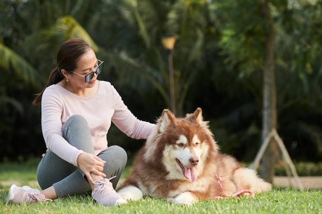 Mulher acariciando cachorro na cabeça