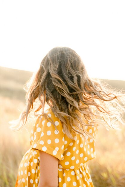 Mulher acena o cabelo em raios de sol de verão