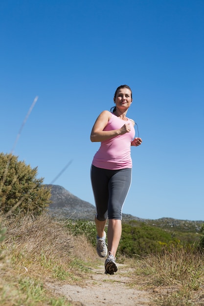 Mulher activa jogging no campo