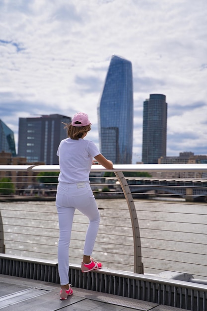 Mulher admirando a cidade de londres