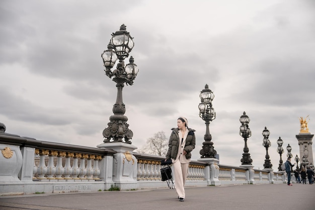 Mulher admirando a vista da ponte Alexandre III