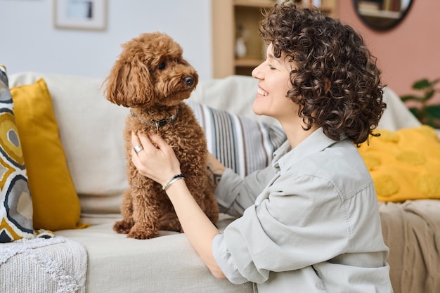 Mulher admirando seu cachorrinho