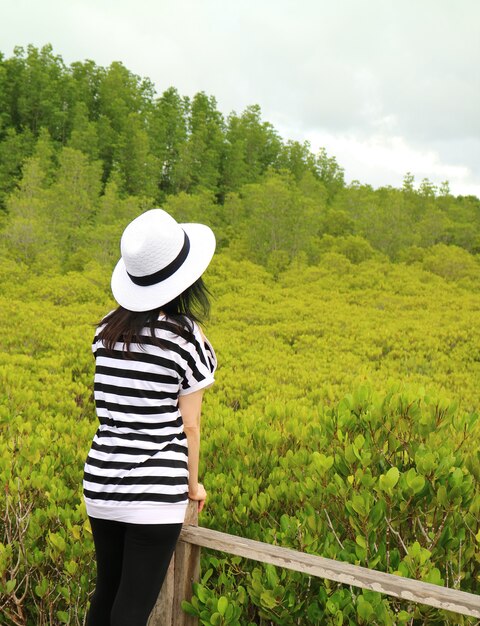 Mulher, admirar, a, vista, de, vibrante, verde, dourado, mangrove, campo, tailandia