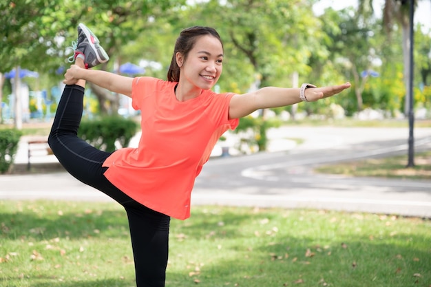 Foto mulher adolescente asiática treinando ioga no jardim