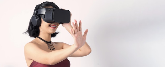 Mulher adolescente asiática usando VR ou conjunto de cabeça de realidade virtual