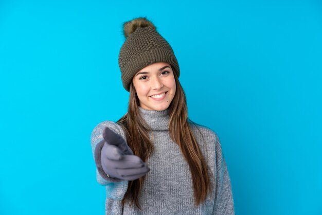 Mulher adolescente com chapéu de inverno