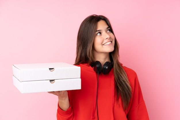 Mulher adolescente segurando pizzas