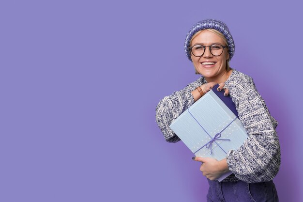 Mulher adorável com cabelo loiro sorrindo para a câmera