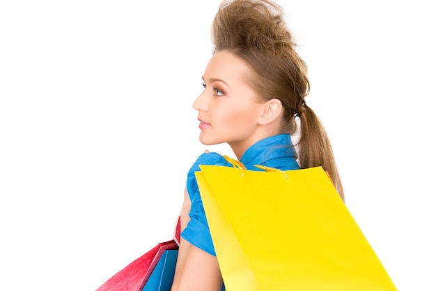 mulher adorável com sacolas de compras sobre branco