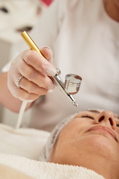 Foto mulher adorável fazendo procedimento de levantamento de pele em clínica de cosmetologia