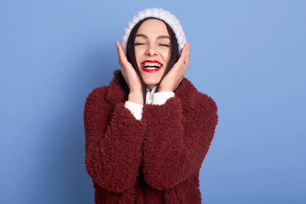 Mulher adorável positiva com lábios vermelhos