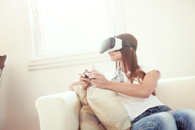 Mulher adulta a usar um estimulador de realidade virtual em casa.
