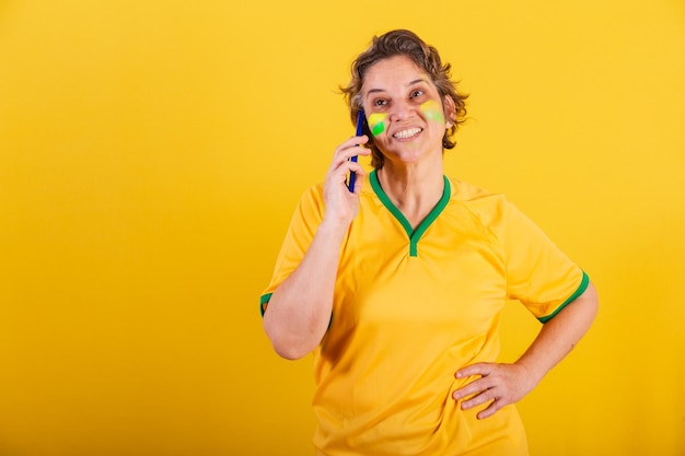 Foto mulher adulta adulta brasil fã de futebol smartphone chamada de voz
