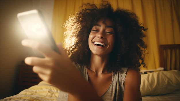 Mulher adulta alegre smartphone jovem telefone inteligente mulher estilo de vida tecnologia sorriso pessoa procurando retrato móvel sofá feliz mulher negra segurando comunicação afro casa