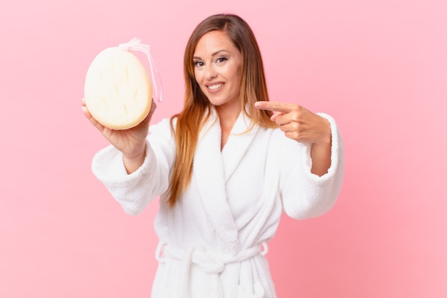 Mulher adulta bonita usando roupão de banho