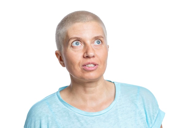 Mulher adulta careca em uma camiseta azul Estilo de vida da doença e expressão da individualidade Isolada no fundo branco Detalhe