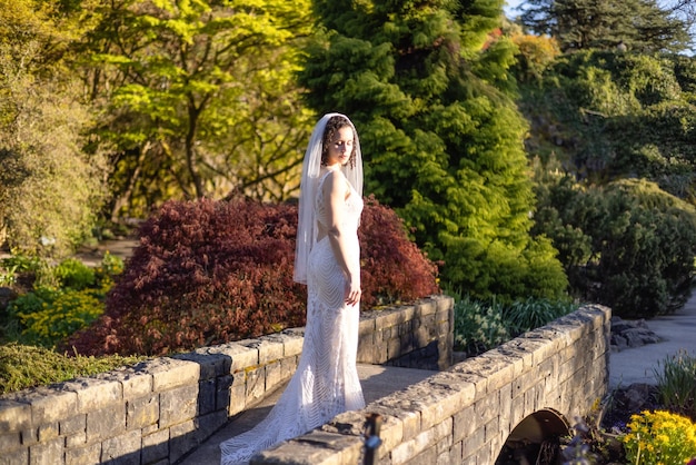 Mulher adulta caucasiana branca em um vestido de noiva do lado de fora na natureza