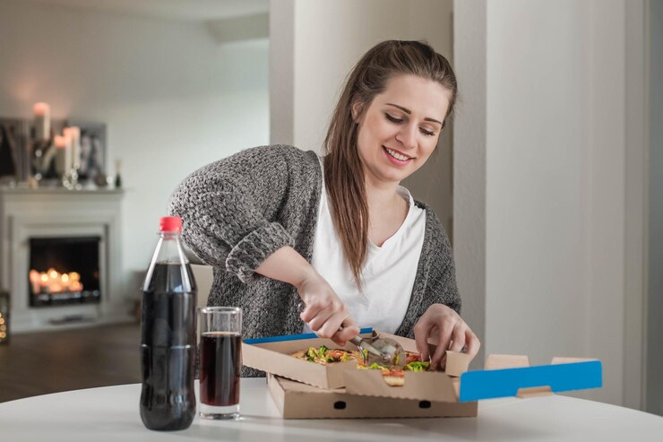 Foto mulher adulta com comida em casa
