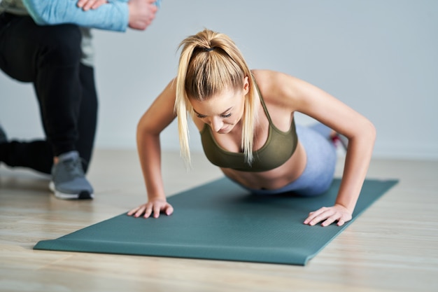 Mulher adulta com seu personal trainer