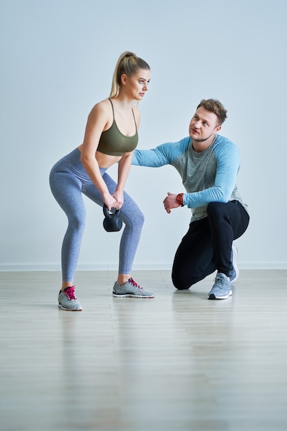 Mulher adulta com seu personal trainer