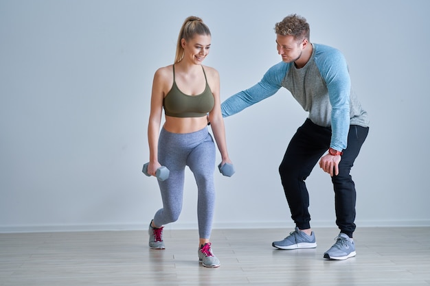 Mulher adulta com seu personal trainer