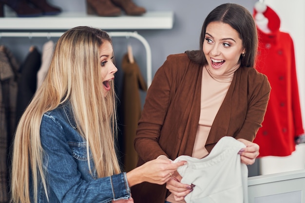 mulher adulta comprando roupas no centro da cidade no outono