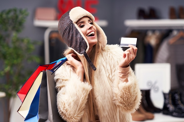 Mulher adulta comprando roupas no centro da cidade no outono