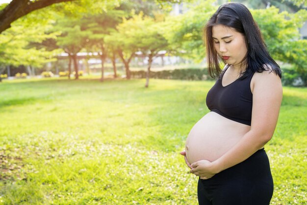 Foto mulher adulta de pé na grama