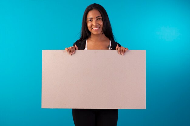 Mulher adulta em terno de negócios estilo terno com expressões faciais e segurando um cartaz.