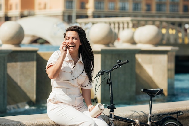 Foto mulher adulta estilosa falando ao telefone