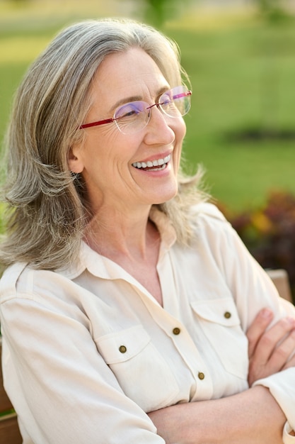 Mulher adulta feliz ao ar livre à tarde