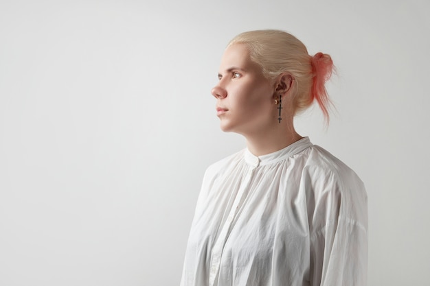 Foto mulher adulta jovem e elegante loira com uma camisa retrô em fundo branco