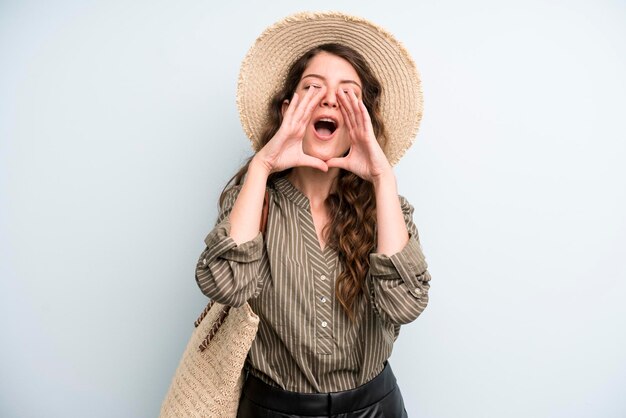 Mulher adulta muito jovem com um conceito de verão de chapéu