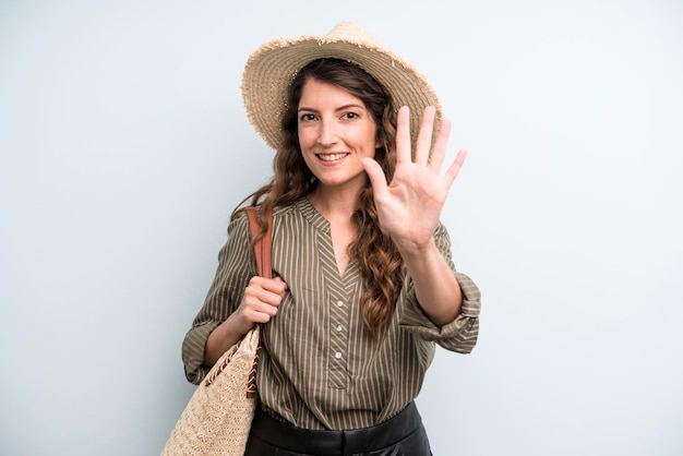 Mulher adulta muito jovem com um conceito de verão de chapéu