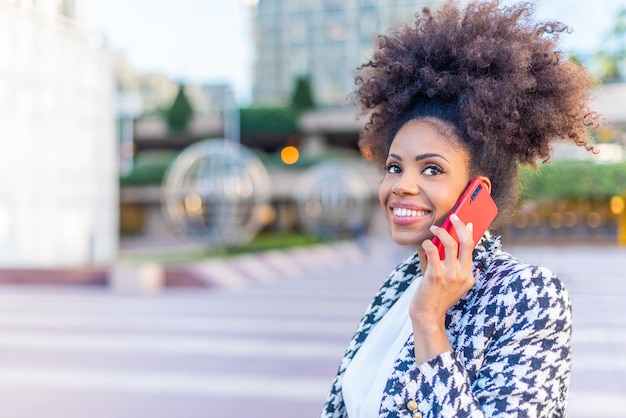 Mulher adulta ouvindo a ligação dela no telefone