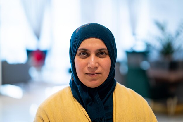 Foto mulher adulta positiva do oriente médio com hijab