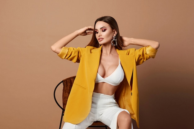 Foto mulher adulta sexy no blazer amarelo elegante posando