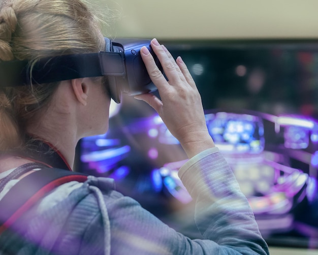 Foto mulher adulta usando realidade virtual em casa