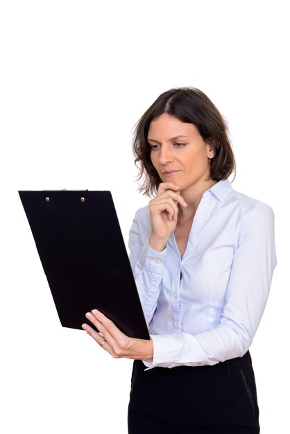 Foto mulher adulta usando telefone inteligente contra fundo branco