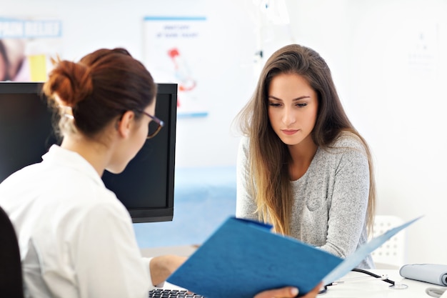 Mulher adulta visitando um consultório médico feminino